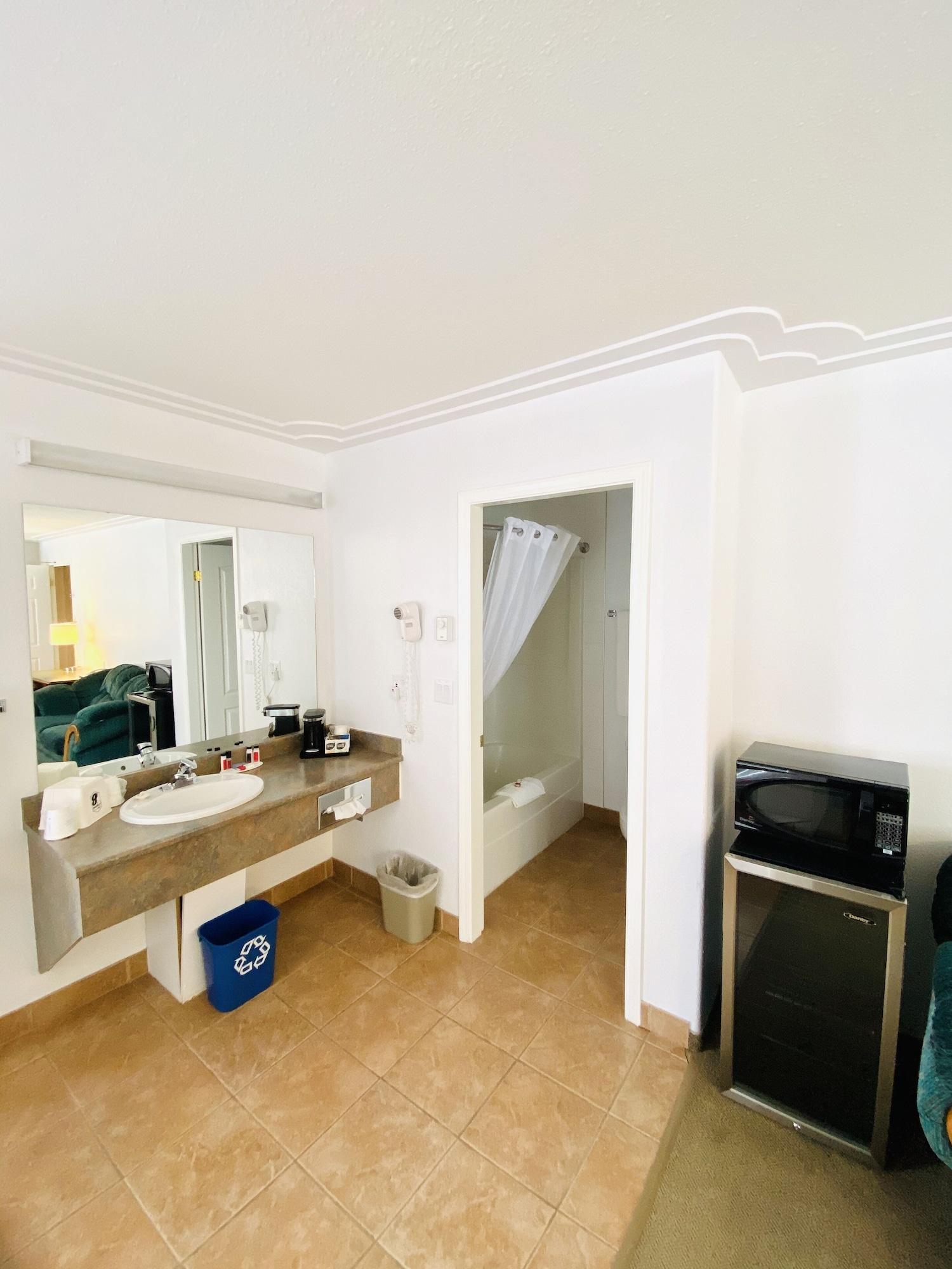 Hotel Super 8 By Wyndham 100 Mile House Extérieur photo