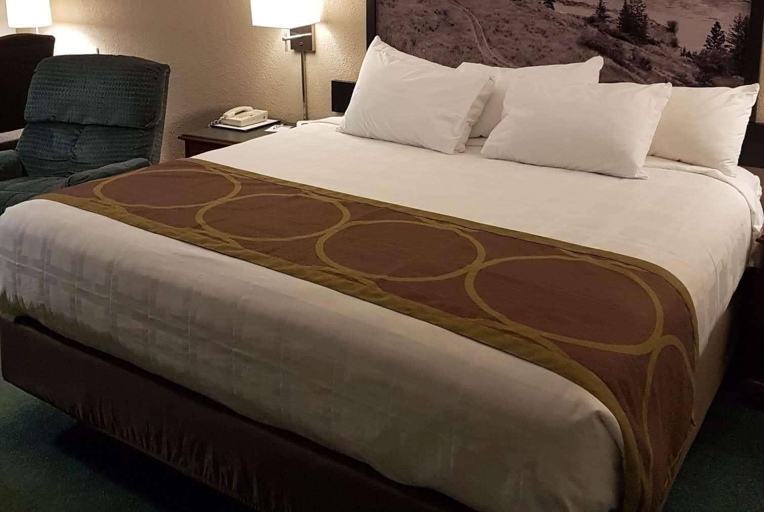 Hotel Super 8 By Wyndham 100 Mile House Extérieur photo