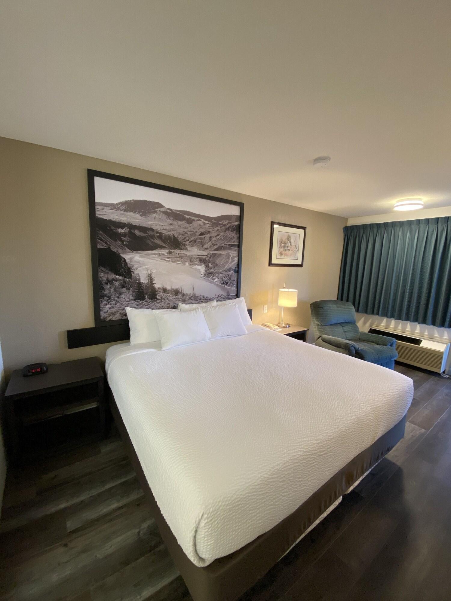 Hotel Super 8 By Wyndham 100 Mile House Extérieur photo