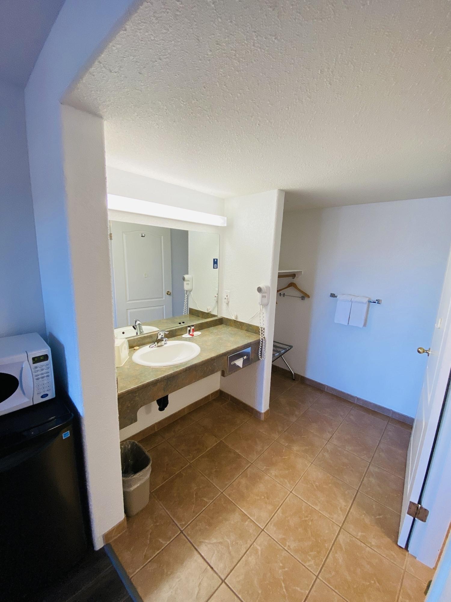 Hotel Super 8 By Wyndham 100 Mile House Extérieur photo