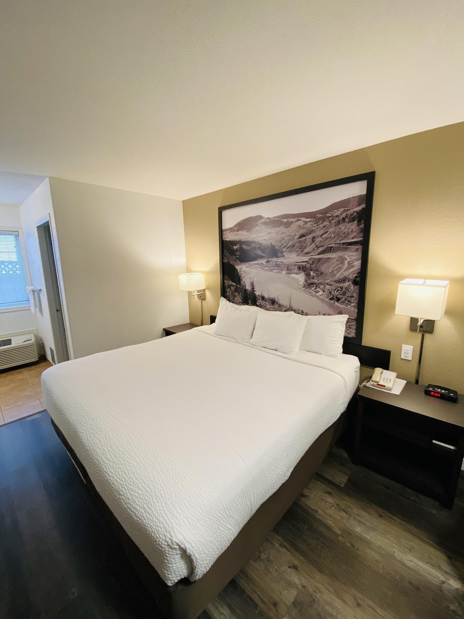 Hotel Super 8 By Wyndham 100 Mile House Extérieur photo
