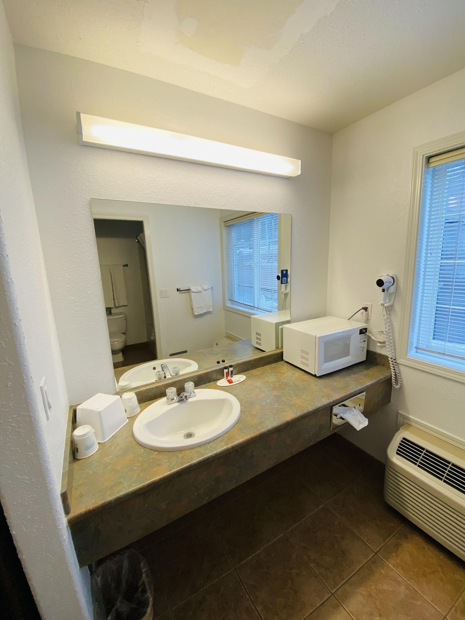 Hotel Super 8 By Wyndham 100 Mile House Extérieur photo