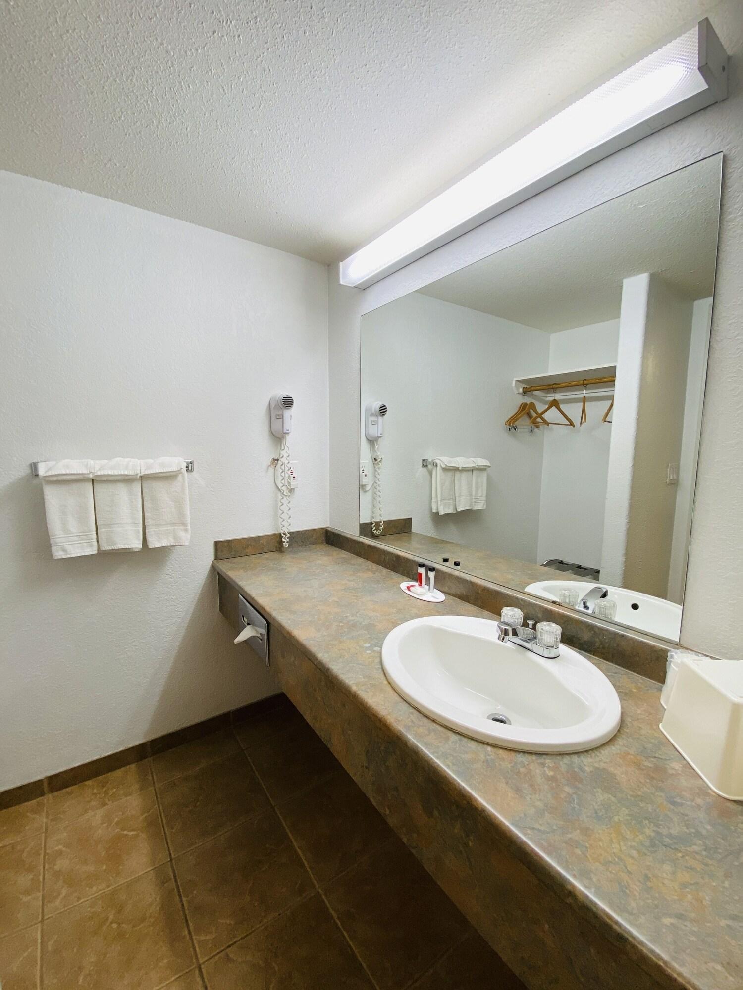 Hotel Super 8 By Wyndham 100 Mile House Extérieur photo