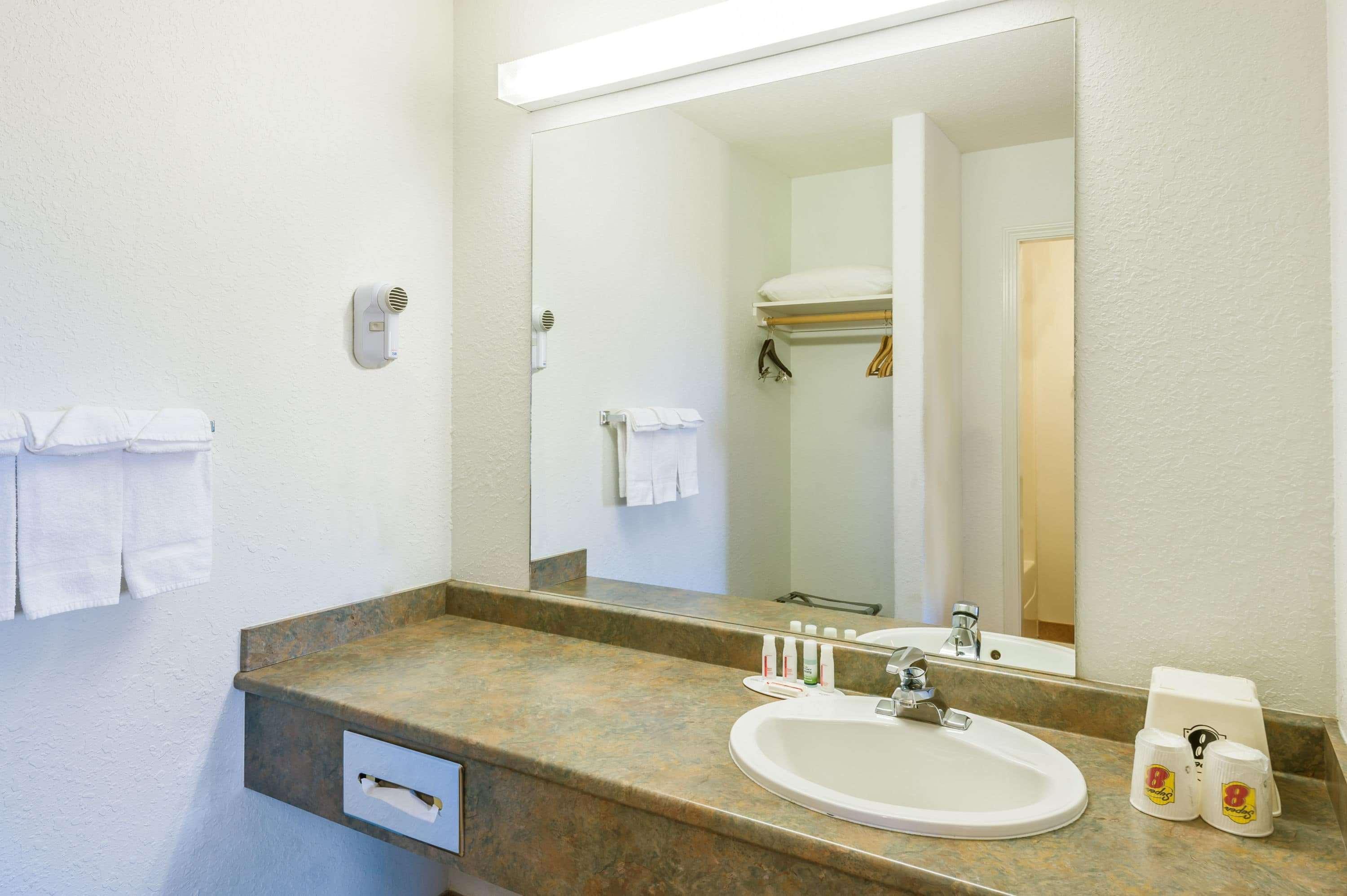 Hotel Super 8 By Wyndham 100 Mile House Extérieur photo