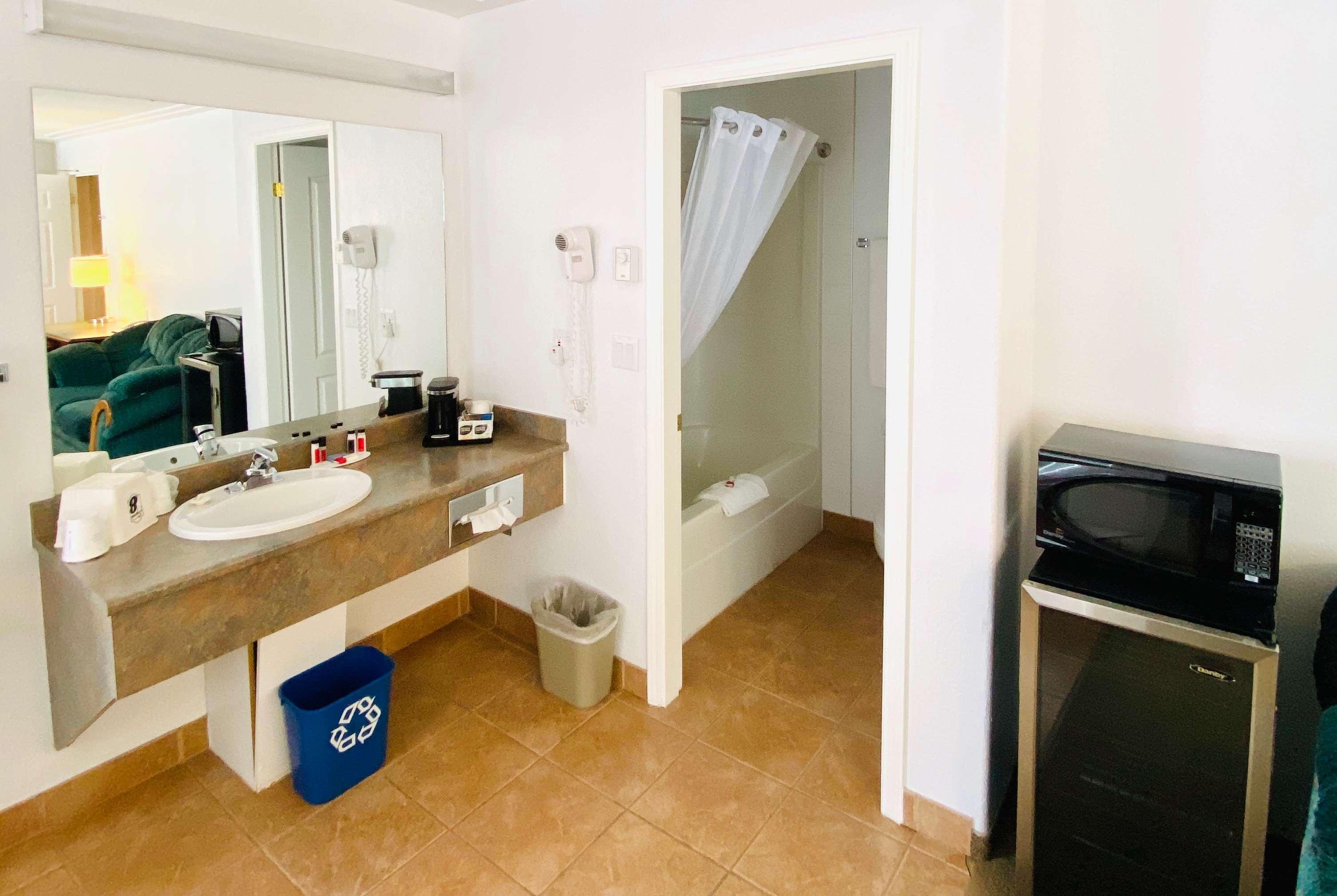 Hotel Super 8 By Wyndham 100 Mile House Extérieur photo