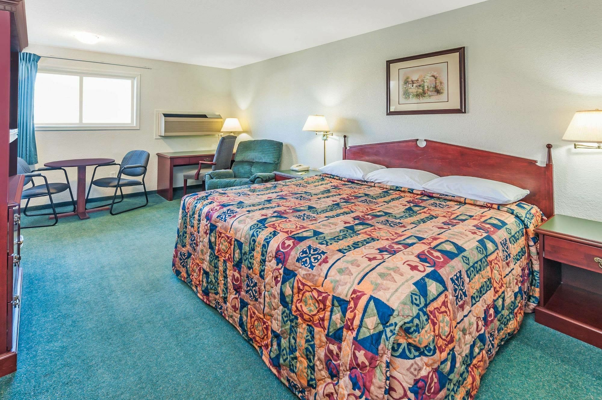 Hotel Super 8 By Wyndham 100 Mile House Extérieur photo