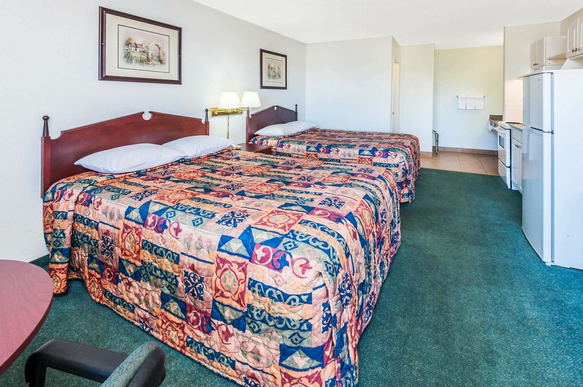 Hotel Super 8 By Wyndham 100 Mile House Extérieur photo